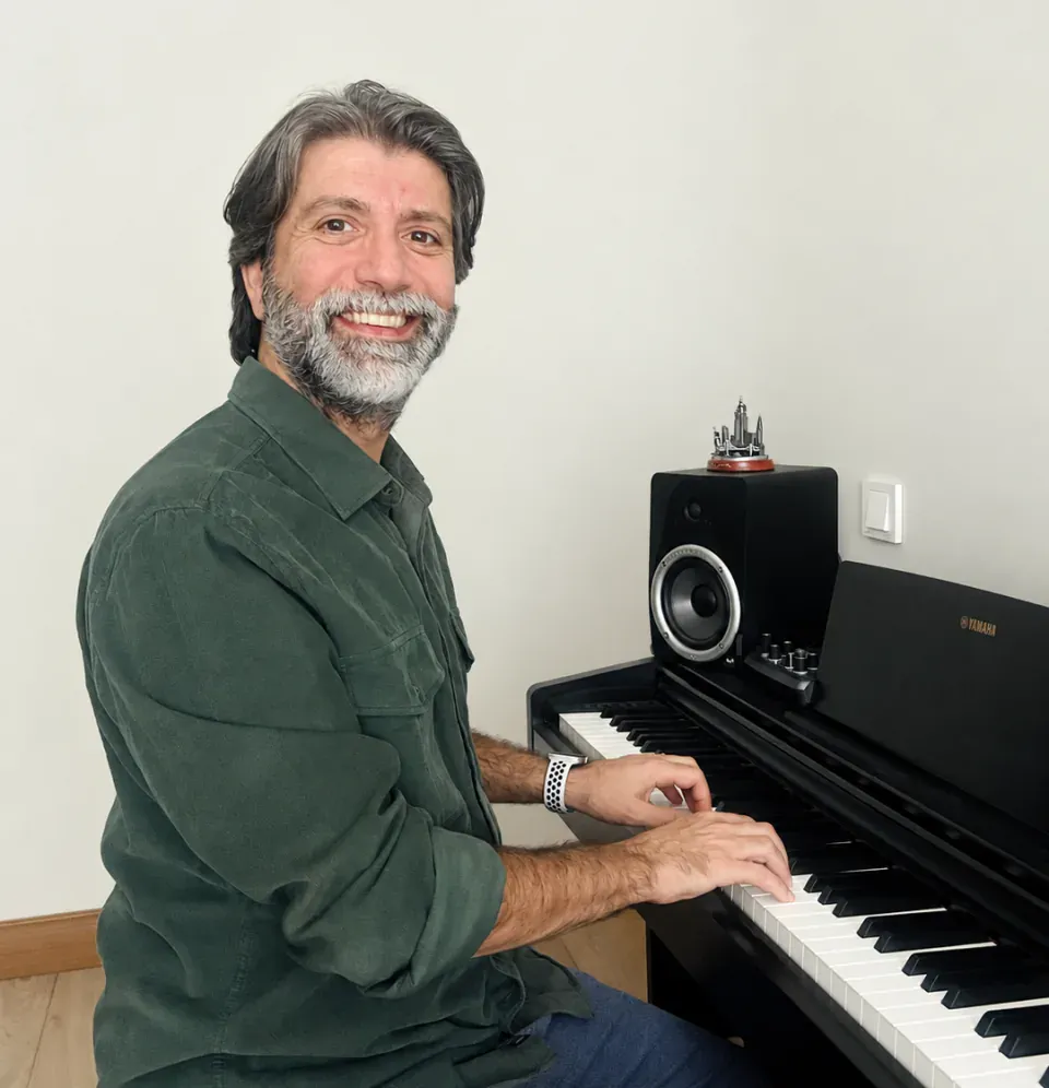 Piyano eğitmeni Can Alpay piyanonun başında